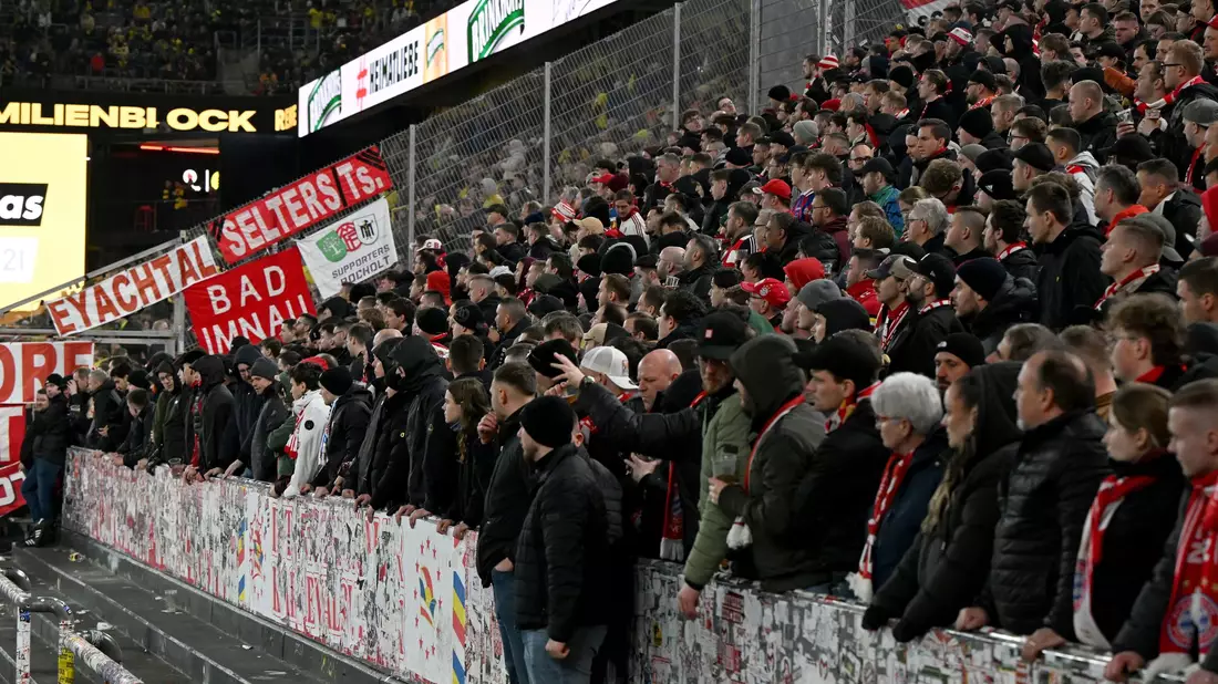 Wegen der Zusammenstöße vor Anpfiff boykottieren einige Bayern-Fans die Partie in Dortmund. (Archivbild) - Bild: Federico Gambarini/dpa