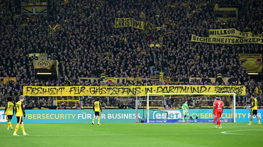 Die Dortmunder Fans solidarisierten sich mit den Bayern-Anhängern. Die Polizei gibt ein Update zu den Ermittlungen. - Bild: Federico Gambarini/dpa