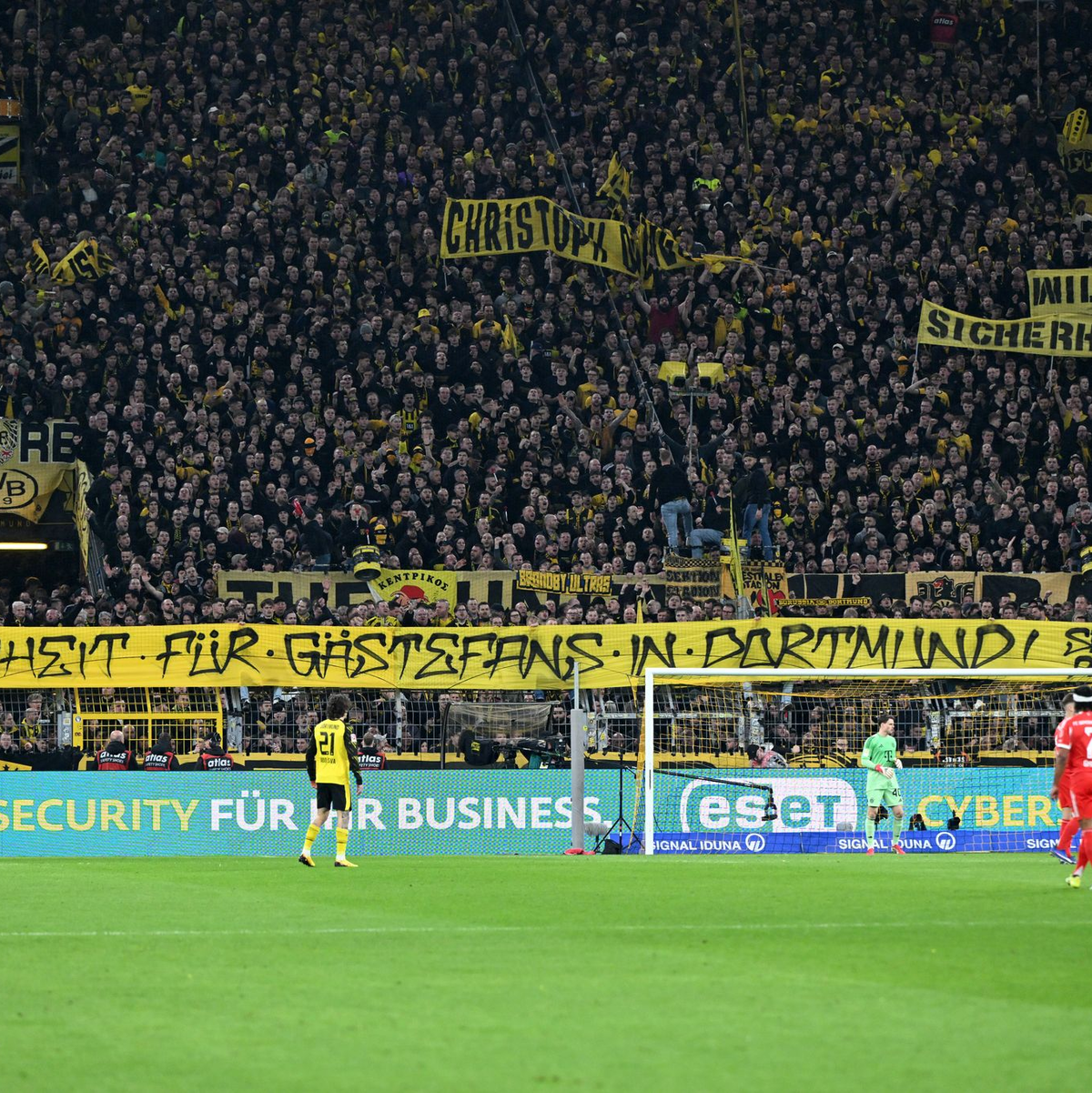Die Dortmunder Fans solidarisierten sich mit den Bayern-Anhängern. Die Polizei gibt ein Update zu den Ermittlungen. - Foto: Federico Gambarini/dpa
