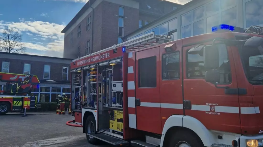 FW Neumünster: Starke Rauchentwicklung bei Feuer in der Walther-Lehmkuhl-Schule in Neumünster - Bild: presseportal.de