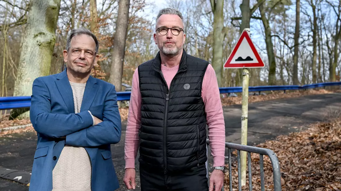 Hajo Seppelt und Jörg Mebus (r) wurde für die Pressekonferenz im Müggelturm nicht zugelassen (Archivbild) - Bild: Britta Pedersen/dpa