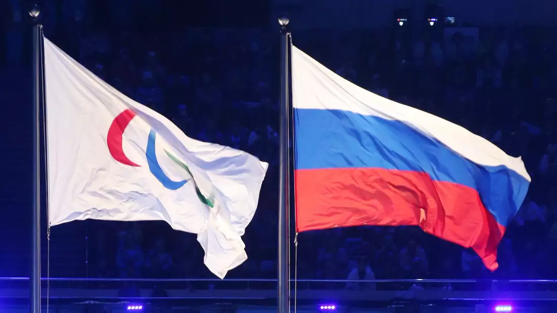 Russland darf bei den Paralympics in Italien wieder unter seiner Nationalflagge starten. - Bild: Sergei Chirikov/EPA/dpa