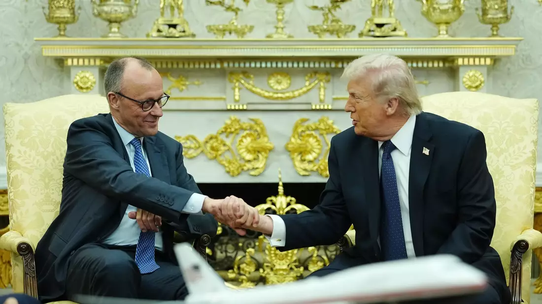 Bundeskanzler Merz (l.) ist von US-Präsident Trump empfangen worden.  - Bild: Kay Nietfeld/dpa