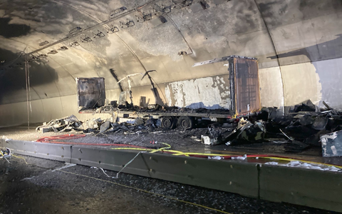 Von dem Anhänger ist nicht viel übriggeblieben. - Foto: -/Autobahn GmbH Niederlassung Südwest/dpa