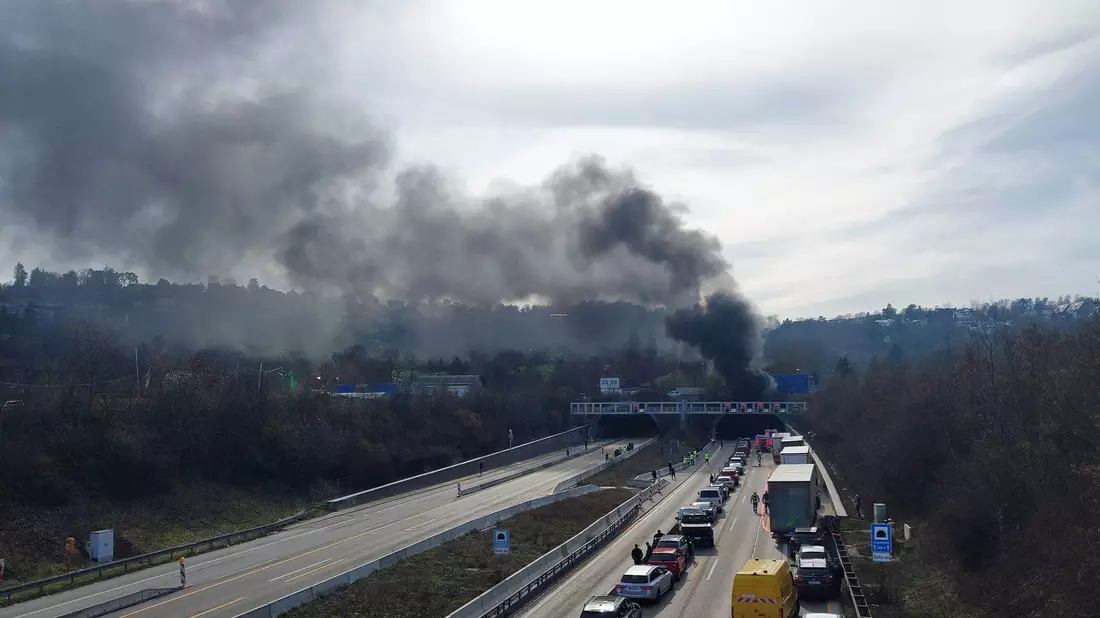 Im Engelbergtunnel entlang der A81 ist ein Brand ausgebrochen - mit weithin sichtbarer Rauchsäule.  - Bild: Karsten Schmalz/dpa