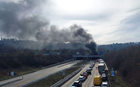 Im Engelbergtunnel entlang der A81 ist ein Brand ausgebrochen - mit weithin sichtbarer Rauchsäule.  - Foto: Karsten Schmalz/dpa