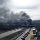 Im Engelbergtunnel entlang der A81 ist ein Brand ausgebrochen - mit weithin sichtbarer Rauchsäule.  - Foto: Karsten Schmalz/dpa