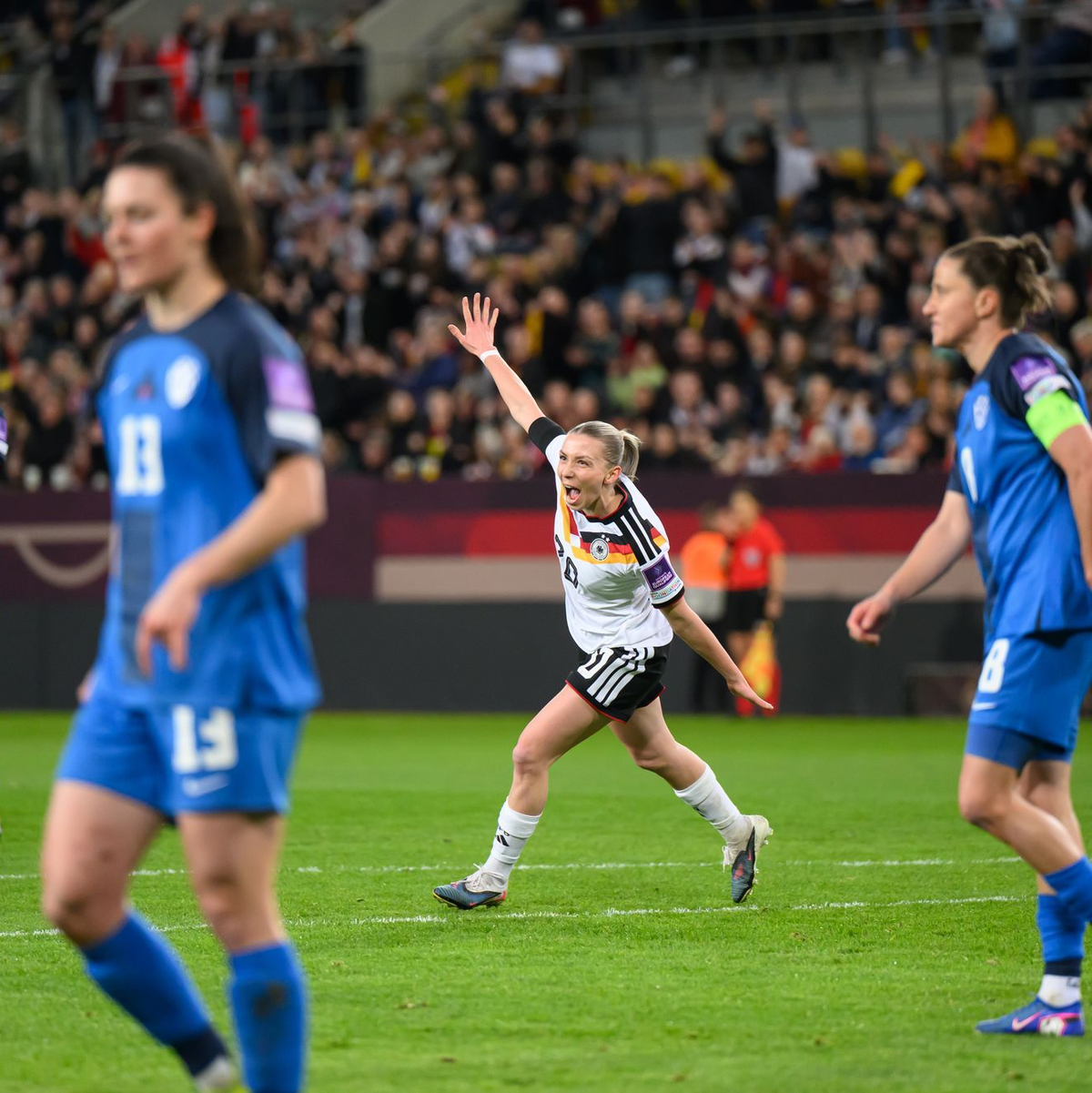 Elisa Senß dreht nach ihrem Tor jubelnd ab. - Foto: Robert Michael/dpa