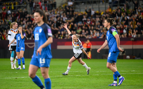 Elisa Senß dreht nach ihrem Tor jubelnd ab. - Foto: Robert Michael/dpa
