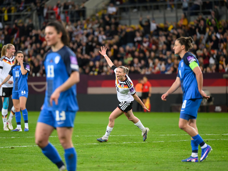 Elisa Senß dreht nach ihrem Tor jubelnd ab. - Foto: Robert Michael/dpa