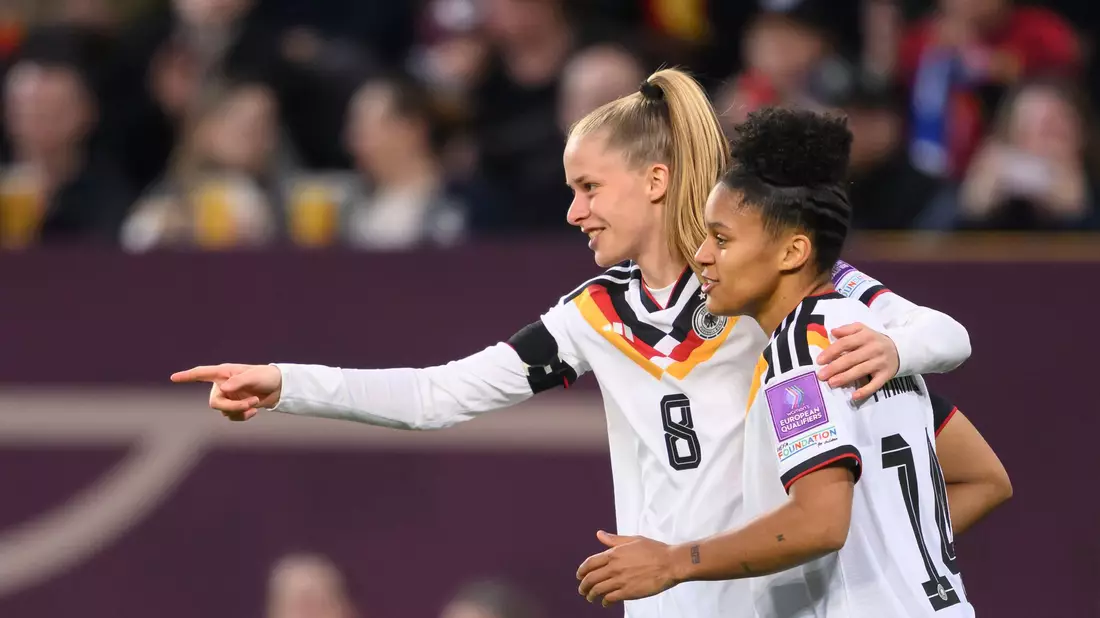 Vivien Endemann (l.) und Shekiera Martinez jubeln nach dem 1:0.  - Bild: Robert Michael/dpa
