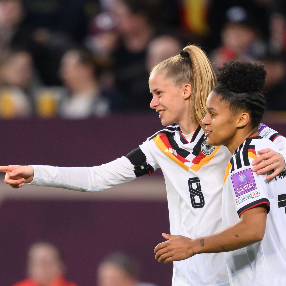 Vivien Endemann (l.) und Shekiera Martinez jubeln nach dem 1:0.  - Foto: Robert Michael/dpa