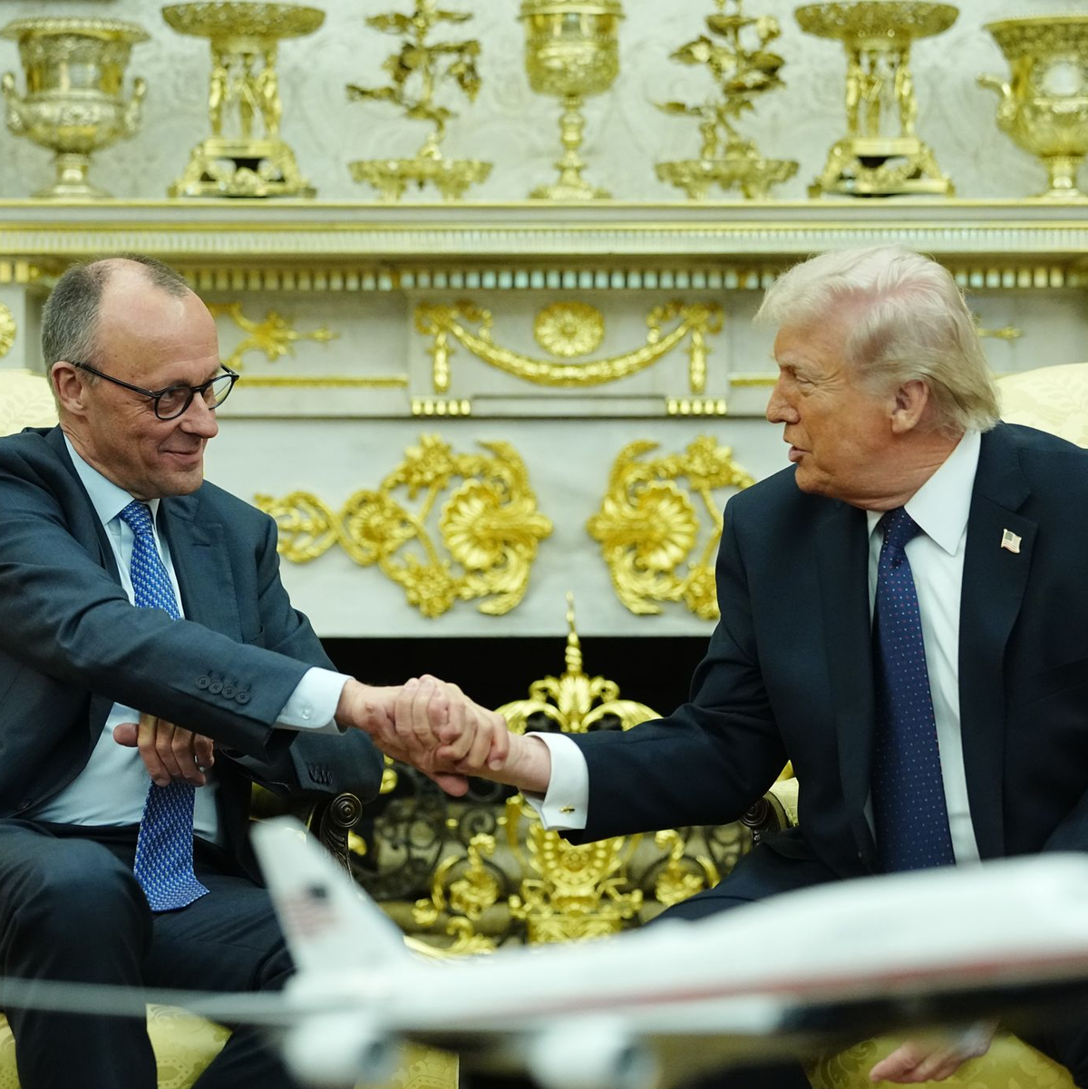 Bundeskanzler Merz (l.) ist von US-Präsident Trump empfangen worden.  - Foto: Kay Nietfeld/dpa