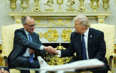 Bundeskanzler Merz (l.) ist von US-Präsident Trump empfangen worden.  - Foto: Kay Nietfeld/dpa