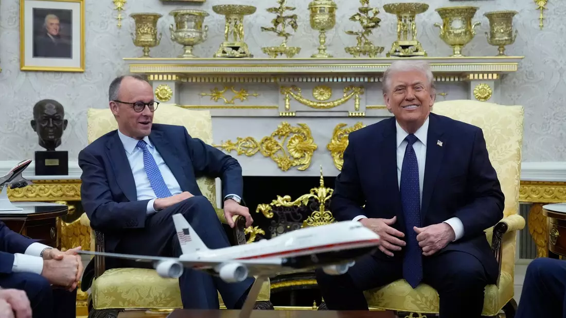 Die Atmosphäre im Oval Office schien gelöst. - Bild: Mark Schiefelbein/AP/dpa