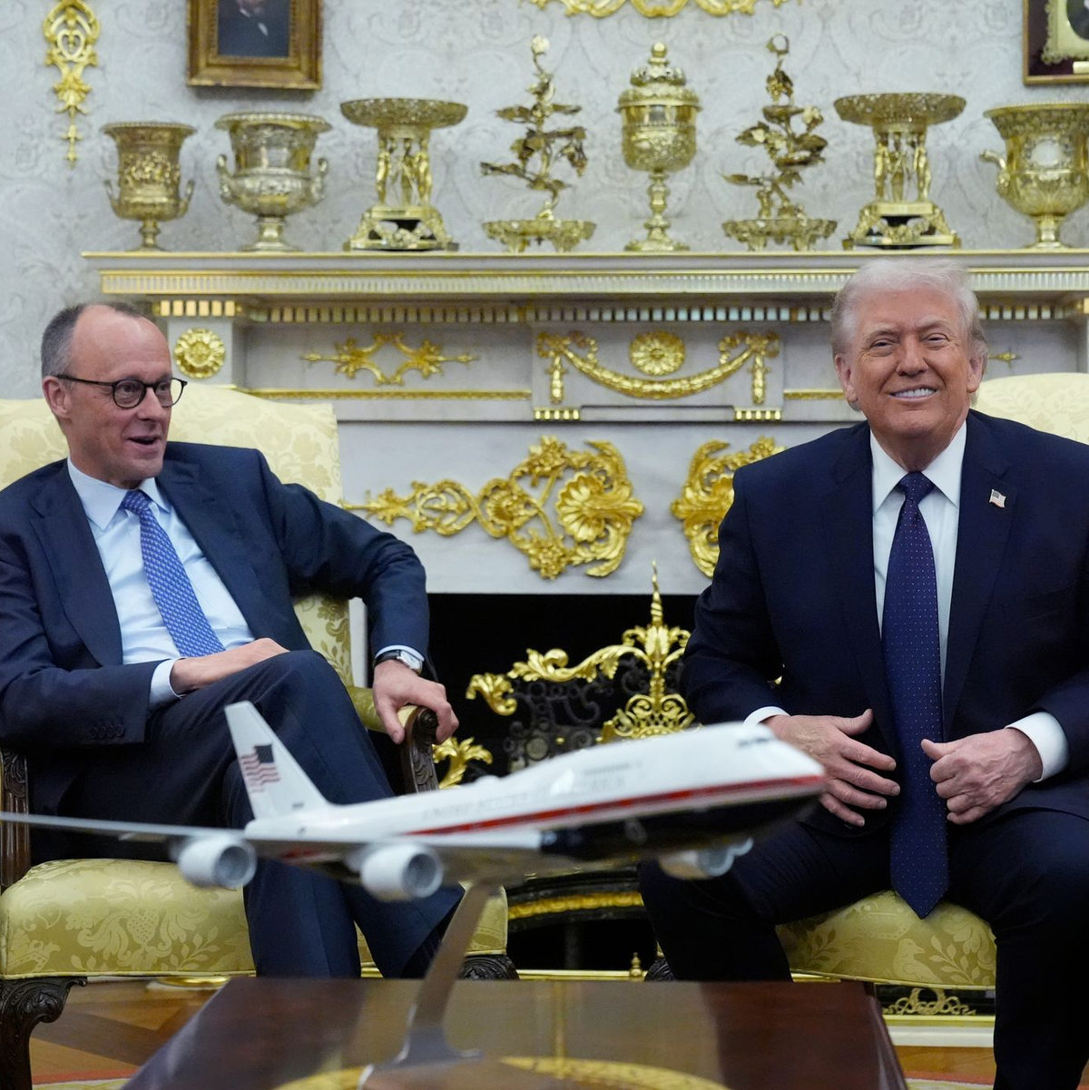 Die Atmosphäre im Oval Office schien gelöst. - Foto: Mark Schiefelbein/AP/dpa