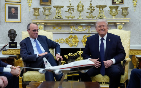 Die Atmosphäre im Oval Office schien gelöst. - Foto: Mark Schiefelbein/AP/dpa
