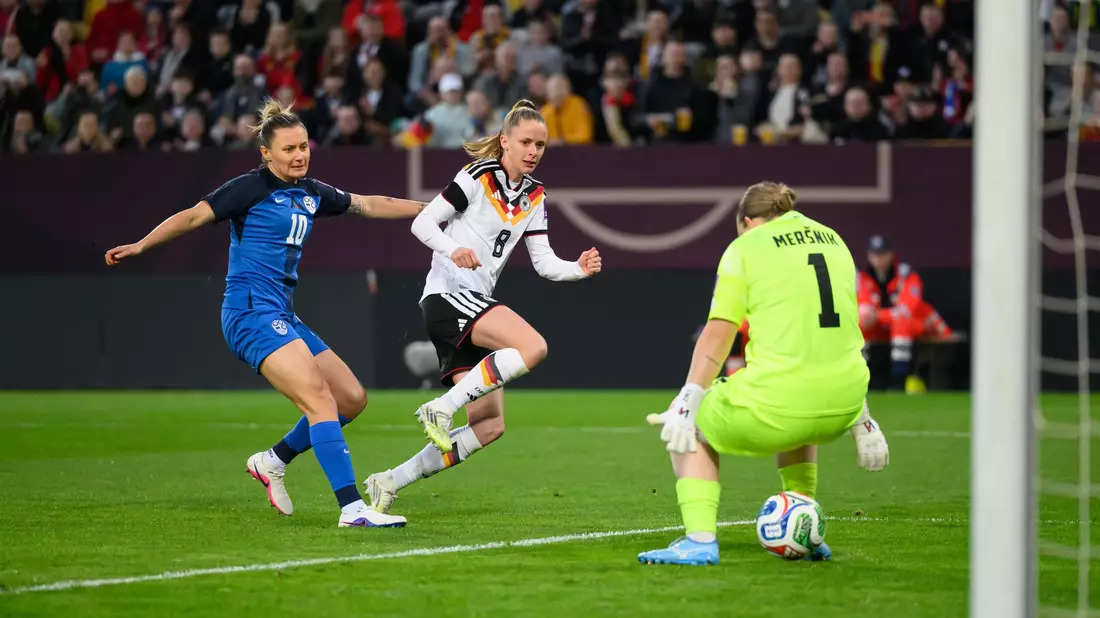 Wolfsburgs Vivien Endemann trifft zum 1:0 für die DFB-Auswahl.  - Bild: Robert Michael/dpa