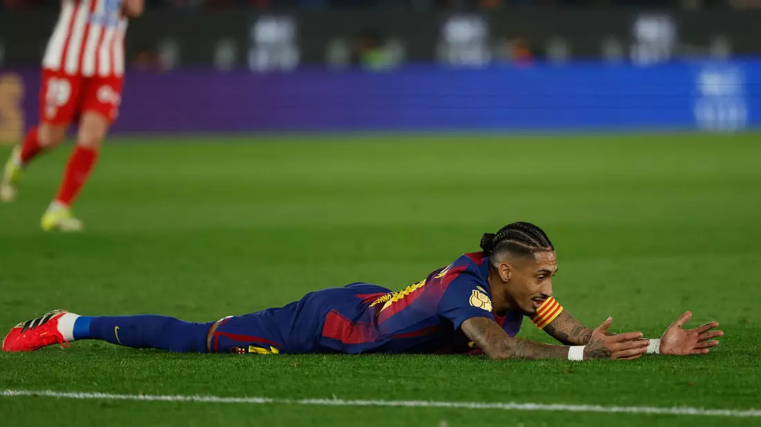 Raphinha und der FC Barcelona sind im Pokal an Atlético Madrid gescheitert. - Bild: Joan Monfort/AP/dpa