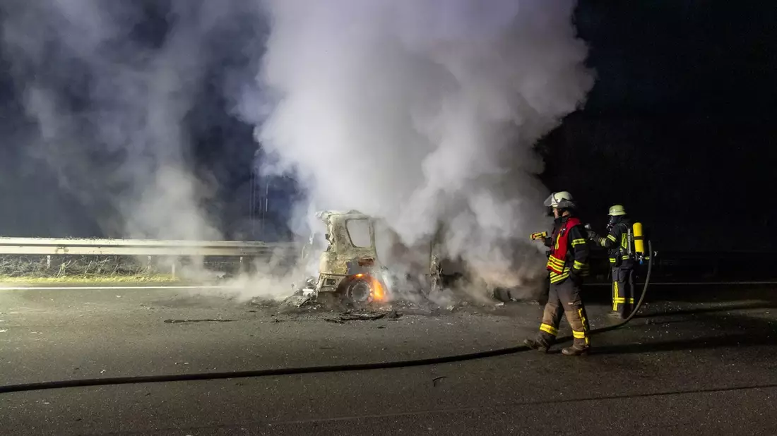 FW Porta Westfalica: 03.03.2026 - A2: PKW in Vollbrand - Bild: presseportal.de
