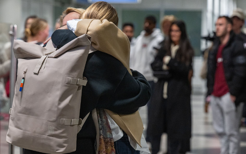 Viele Heimkehrer lagen am Flughafen erleichtert ihren Familien in den Armen. - Foto: Armin Weigel/dpa