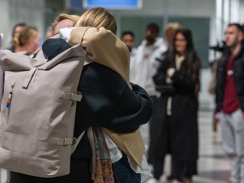 Viele Rückkehrer fielen ihren Familien in die Arme. - Foto: Armin Weigel/dpa