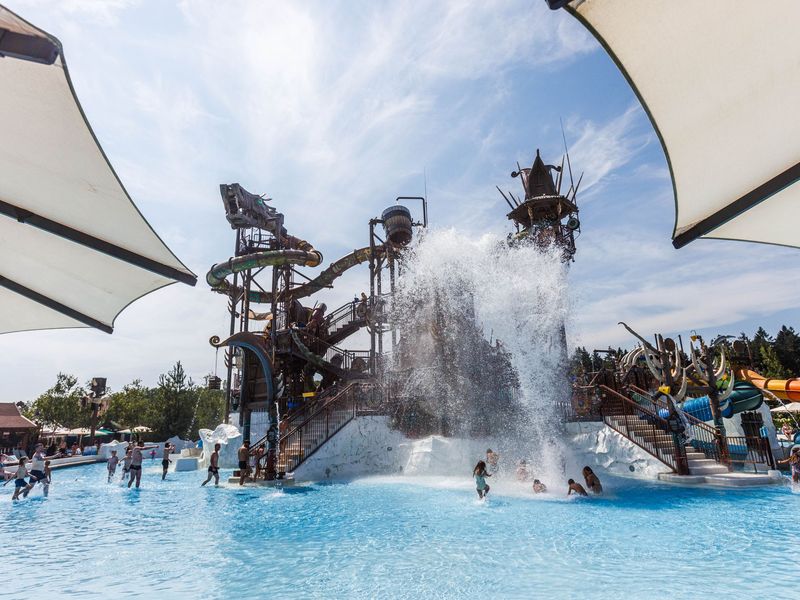 Das Mädchen war im Sommer aus dem Erlebnisbad des Europa-Parks gelockt und Stunden später mehrere Kilometer entfernt in einem Wald verletzt entdeckt worden. (Archivbild) - Foto: Philipp von Ditfurth/dpa
