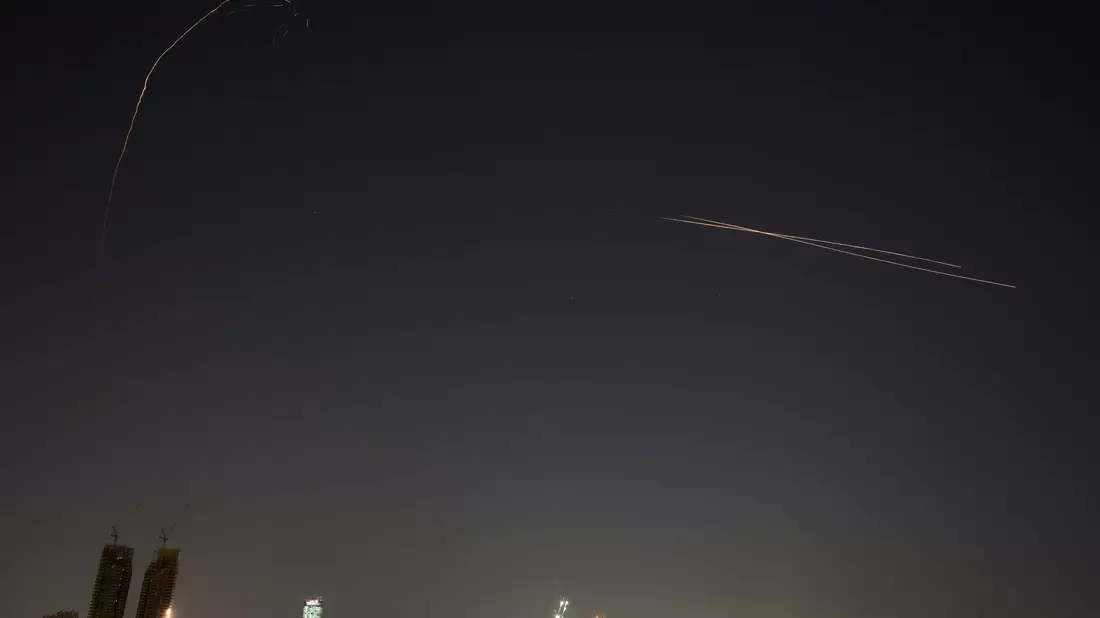 Mehr als 500 ballistische Raketen hat der Iran bei Vergeltungsschlägen nach Angaben des US-Militärs abgefeuert.  - Bild: Ohad Zwigenberg/AP/dpa