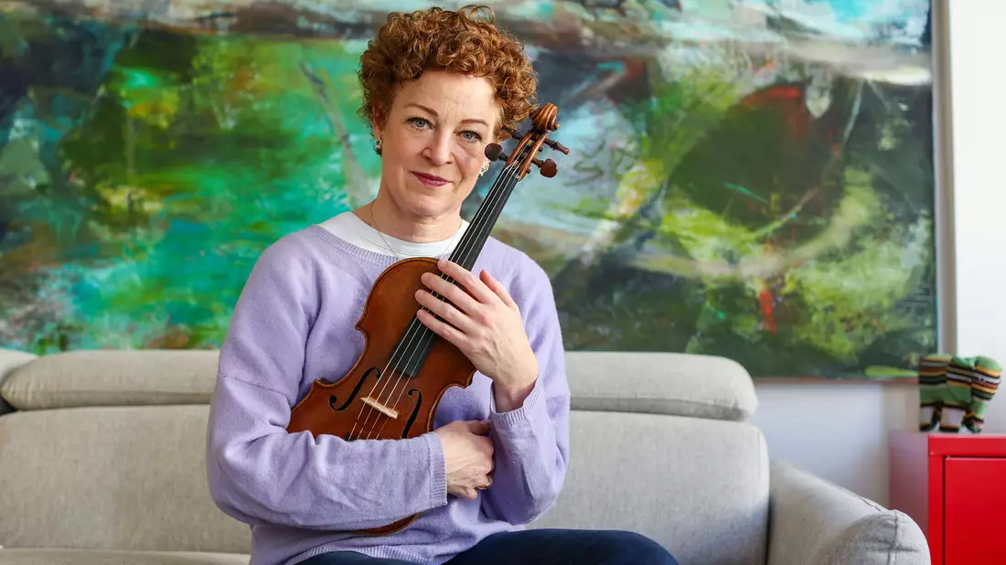 Carolin Widmann hatte Angst um ihr wertvolles Instrument. Nun hat die Lufthansa die Regel für kleine Instrumente geändert. - Bild: Jan Woitas/dpa