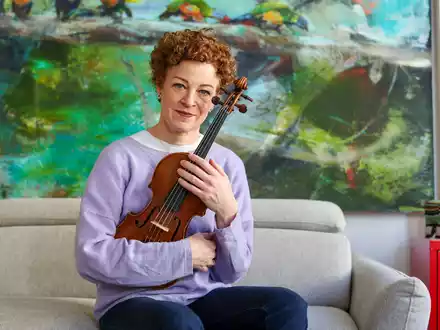 Carolin Widmann hatte Angst um ihr wertvolles Instrument. Nun hat die Lufthansa die Regel für kleine Instrumente geändert. - Foto: Jan Woitas/dpa