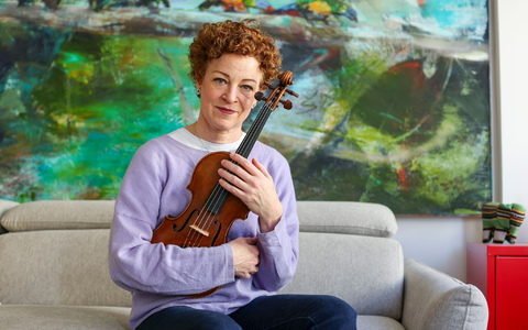 Carolin Widmann hatte Angst um ihr wertvolles Instrument. Nun hat die Lufthansa die Regel fĂŒr kleine Instrumente geĂ€ndert. - Foto: Jan Woitas/dpa Carolin Widmann hatte Angst um ihr wertvolles Instrument. Nun hat die Lufthansa die Regel fĂŒr kleine Instrumente geĂ€ndert. - Foto: Jan Woitas/dpa