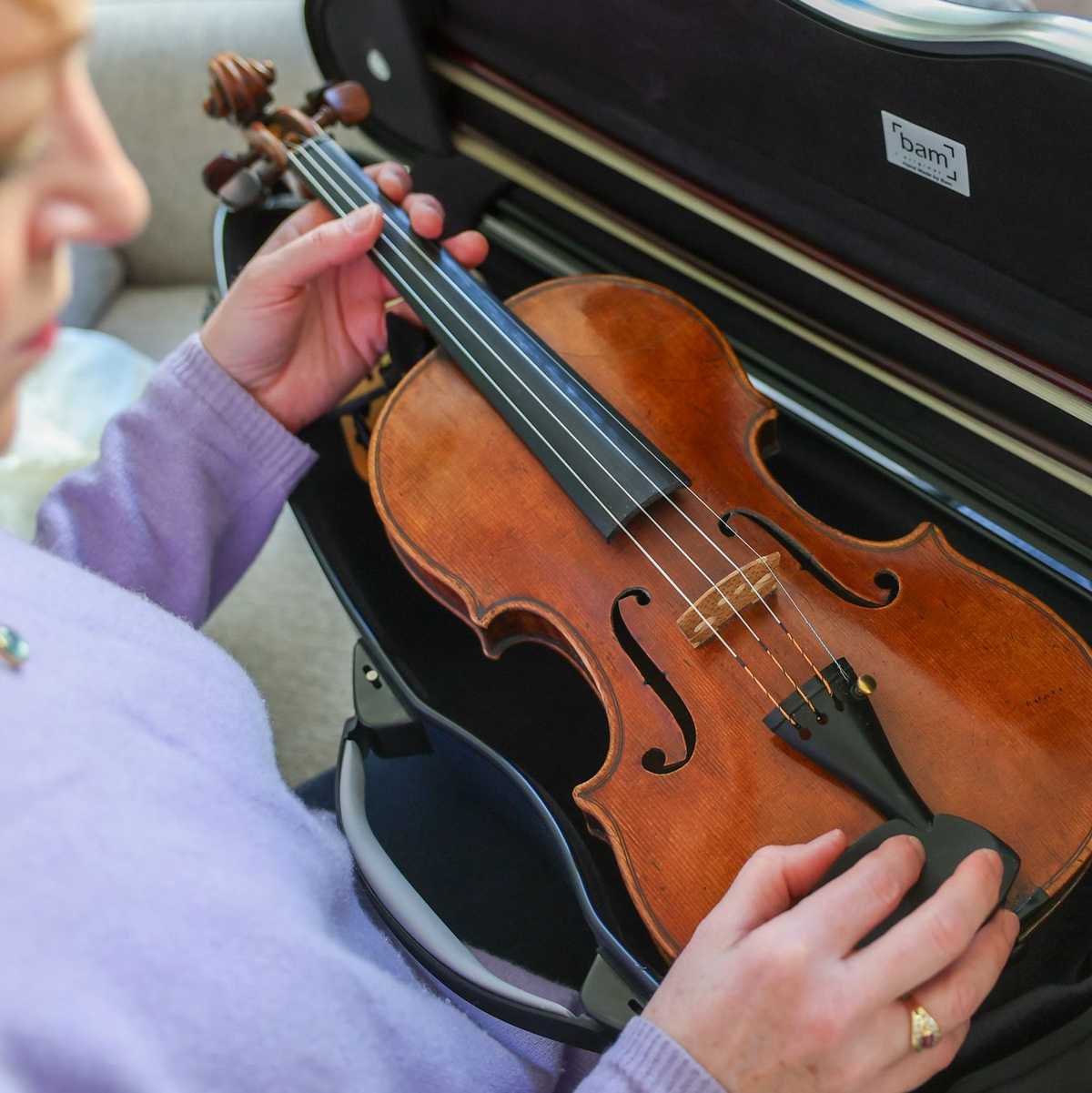 Der Geigenkasten durfte nicht in den Flieger - jetzt gibt es Änderungen bei der Lufthansa - Foto: Jan Woitas/dpa