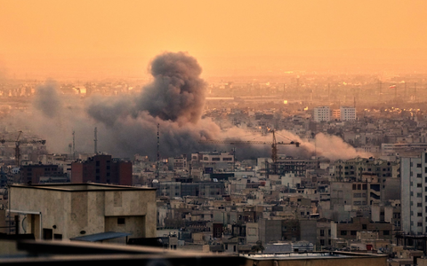 Die israelische Luftwaffe hat erneut Militäranlagen im Iran angegriffen.    - Foto: Vahid Salemi/AP/dpa
