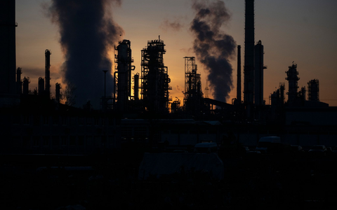 Raffinerie in Deutschland: Preise für Rohöl auf dem Weltmarkt kräftig gestiegen. - Foto: Marijan Murat/dpa