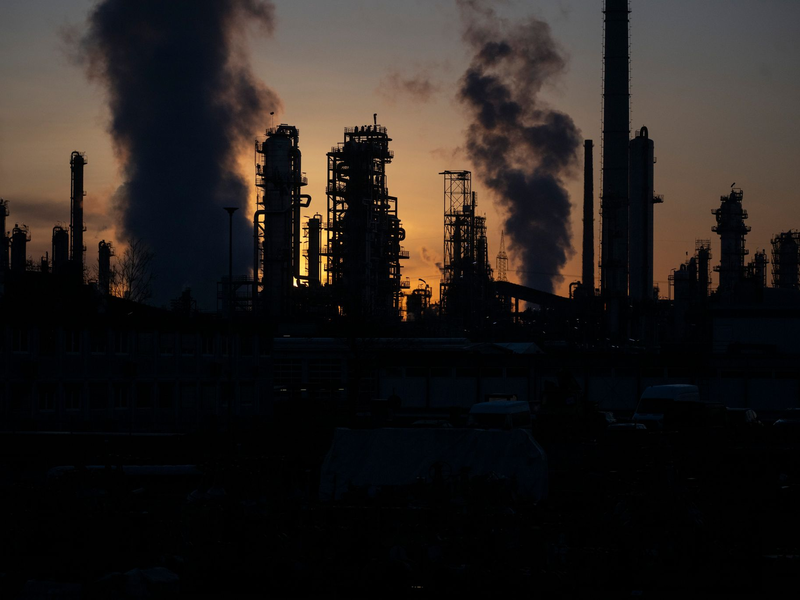 Raffinerie in Deutschland: Preise für Rohöl auf dem Weltmarkt kräftig gestiegen. - Foto: Marijan Murat/dpa