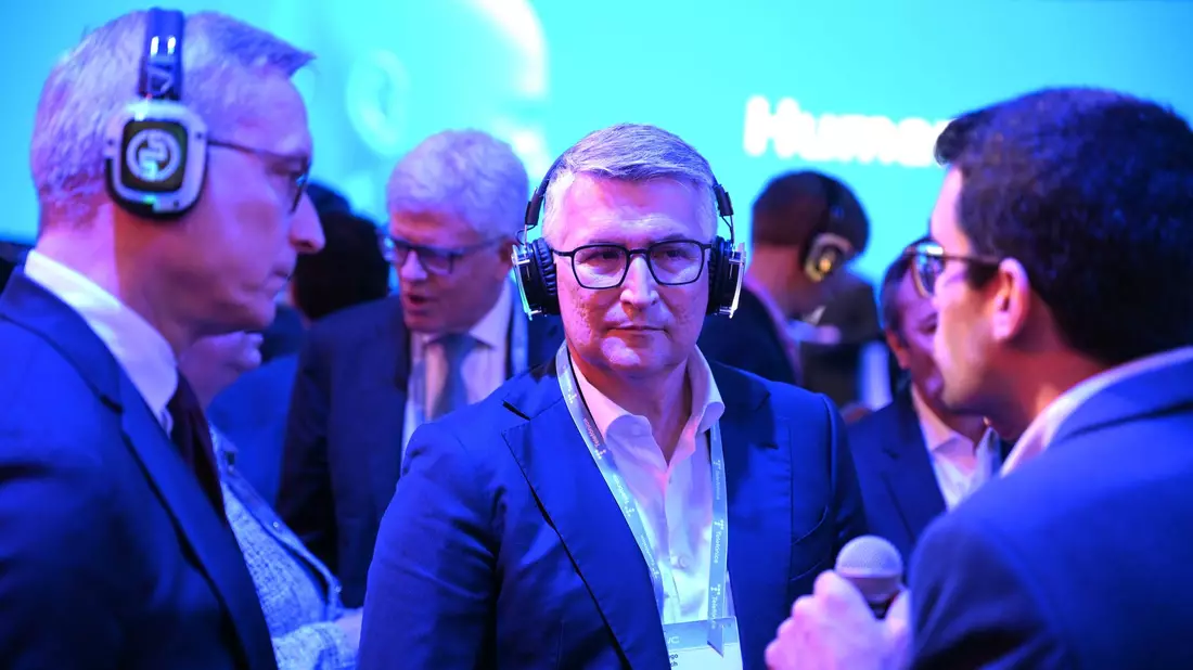 O2-Chef Santiago Argelich Hesse (Mitte) bei einer Vorführung beim MWC an der Seite von Bundesdigitalminister Karsten Wildberger (links). - Bild: Wolf von Dewitz/dpa