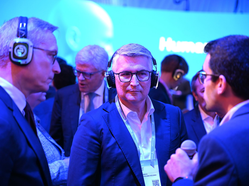 O2-Chef Santiago Argelich Hesse (Mitte) bei einer Vorführung beim MWC an der Seite von Bundesdigitalminister Karsten Wildberger (links). - Foto: Wolf von Dewitz/dpa