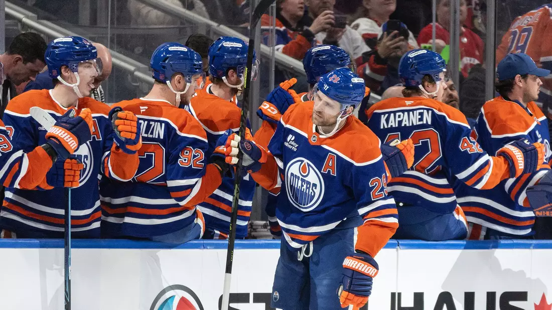 Leon Draisaitl durfte sich für zwei Tore von den Kollegen feiern lassen. - Bild: Jason Franson/The Canadian Press/AP/dpa