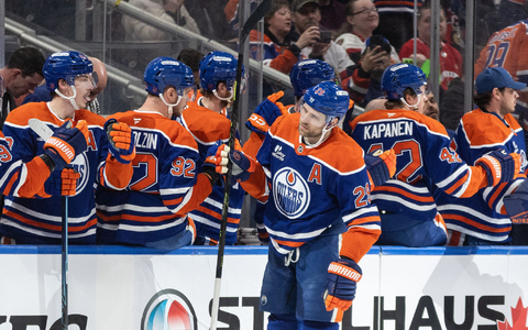 Leon Draisaitl durfte sich für zwei Tore von den Kollegen feiern lassen. - Foto: Jason Franson/The Canadian Press/AP/dpa