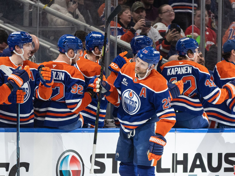 Leon Draisaitl durfte sich für zwei Tore von den Kollegen feiern lassen. - Foto: Jason Franson/The Canadian Press/AP/dpa