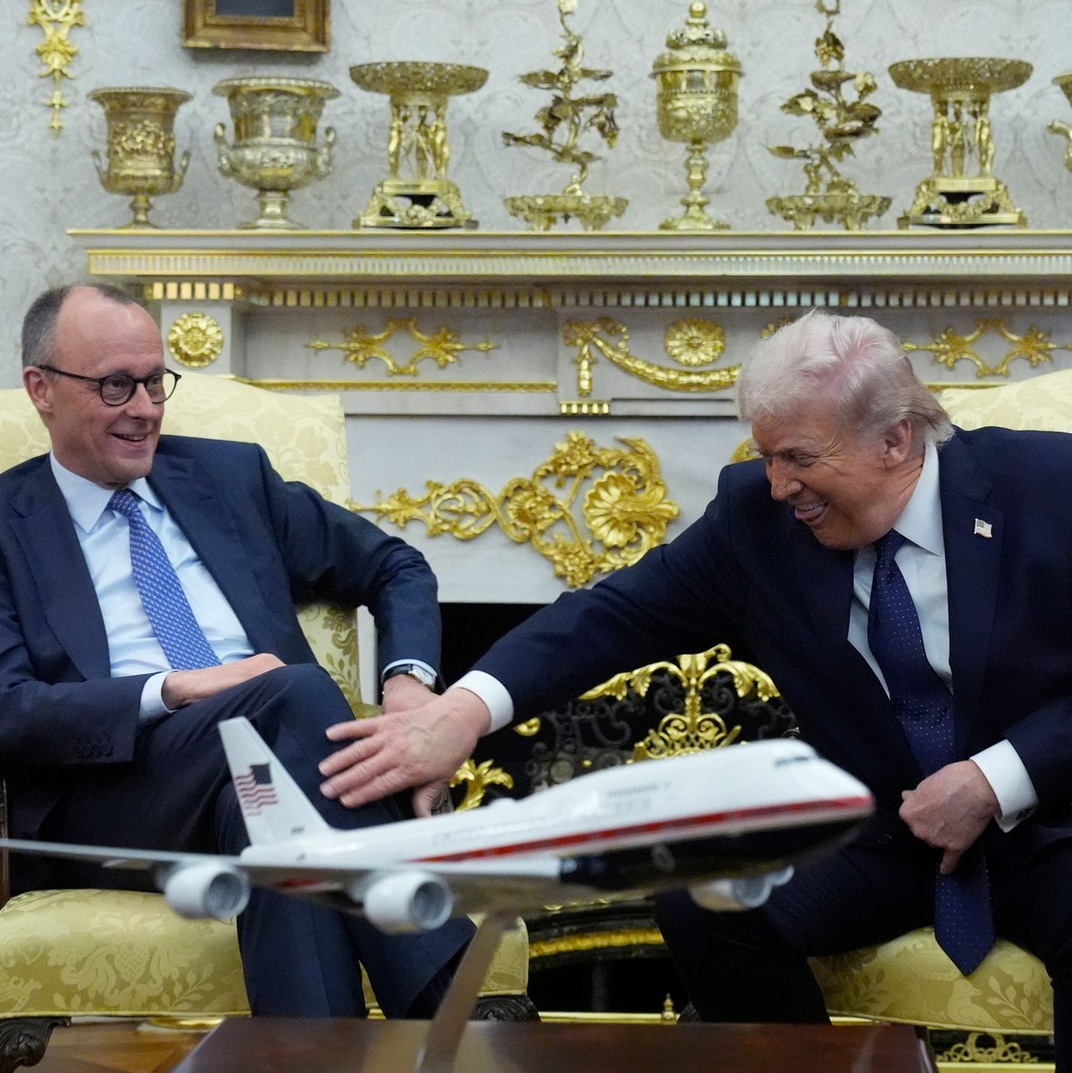 Ein kleiner Scherz, um den Zollstreit zu entschärfen. - Foto: Mark Schiefelbein/AP/dpa