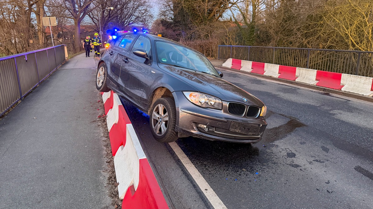 FW Flotwedel: Fahrzeug kollidiert mit Straßenleitwand bei Oppershausen - Foto: presseportal.de