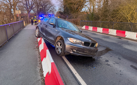 FW Flotwedel: Fahrzeug kollidiert mit Straßenleitwand bei Oppershausen - Foto: presseportal.de