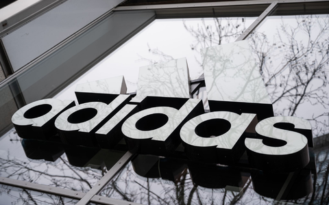 Adidas will im laufenden Jahr zwei Milliarden Euro an Umsatz zulegen (Archivbild). - Foto: Christophe Gateau/dpa Adidas will im laufenden Jahr zwei Milliarden Euro an Umsatz zulegen (Archivbild). - Foto: Christophe Gateau/dpa