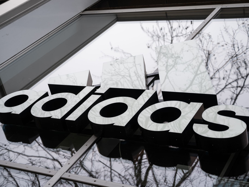 Adidas will im laufenden Jahr zwei Milliarden Euro an Umsatz zulegen (Archivbild). - Foto: Christophe Gateau/dpa