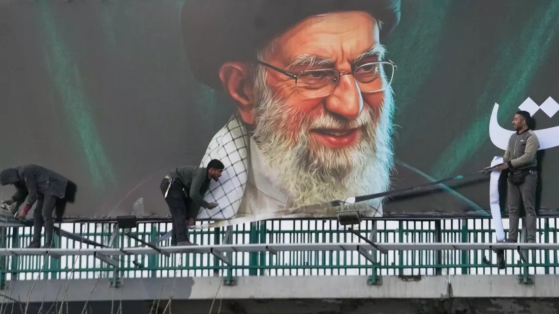 Plakatwand mit dem Porträt des von Israel getöteten iranischen Obersten Führers Chamenei.  - Bild: Vahid Salemi/AP/dpa