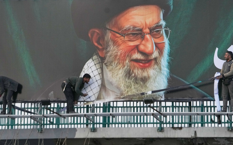 Plakatwand mit dem Porträt des von Israel getöteten iranischen Obersten Führers Chamenei.  - Foto: Vahid Salemi/AP/dpa