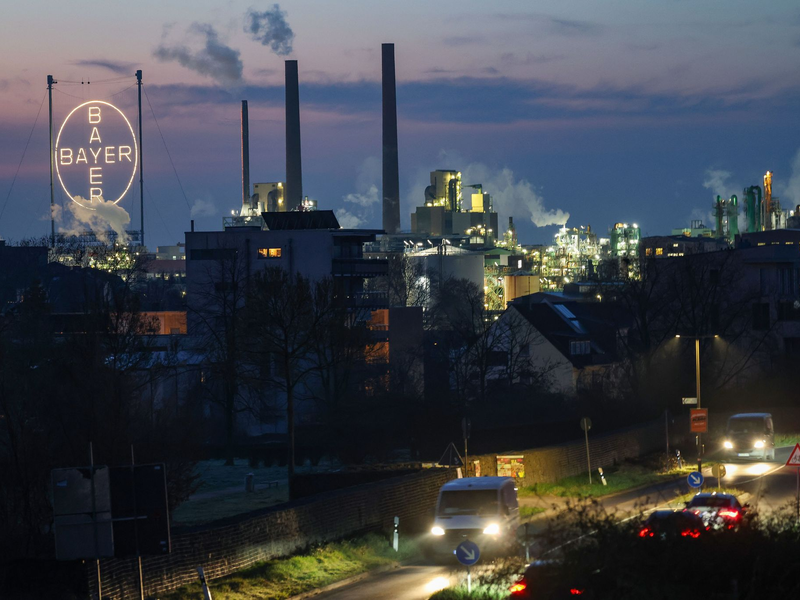 Bayer steckt in den roten Zahlen. - Foto: Oliver Berg/dpa