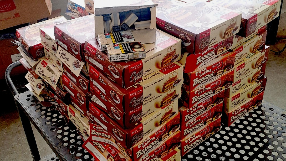 HZA-LA: Kippen statt Kekse - Landshuter Zöllner finden 30.000 Schmuggelzigaretten - Foto: presseportal.de