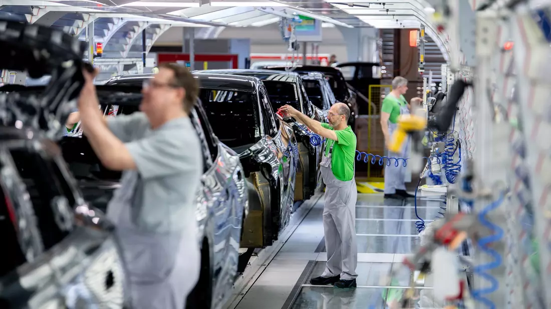 Die Stimmung in der deutschen Autoindustrie steigt weiter. (Archivbild) - Bild: Hauke-Christian Dittrich/dpa